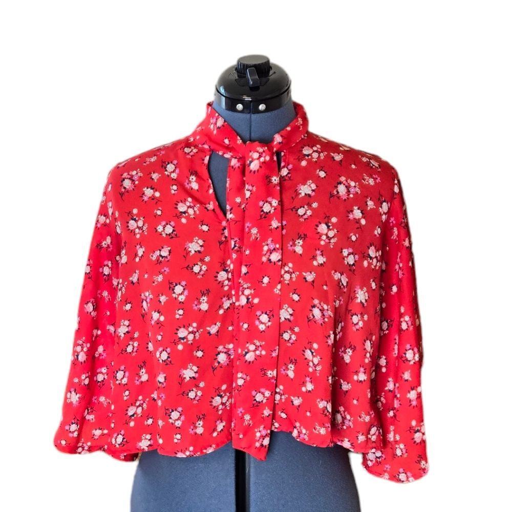 Contempo Casuals red floral print flutter sleeve crop length tie neck top small